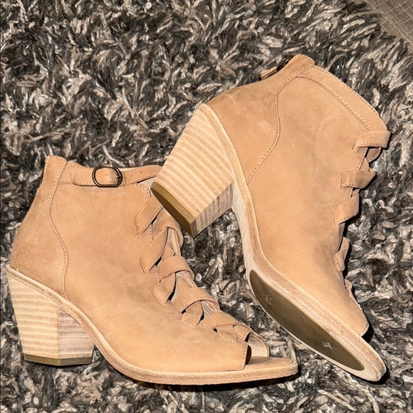 Eileen Fisher Tan Suede Sandals with Peep-Toe Design - Picture 5 of 11